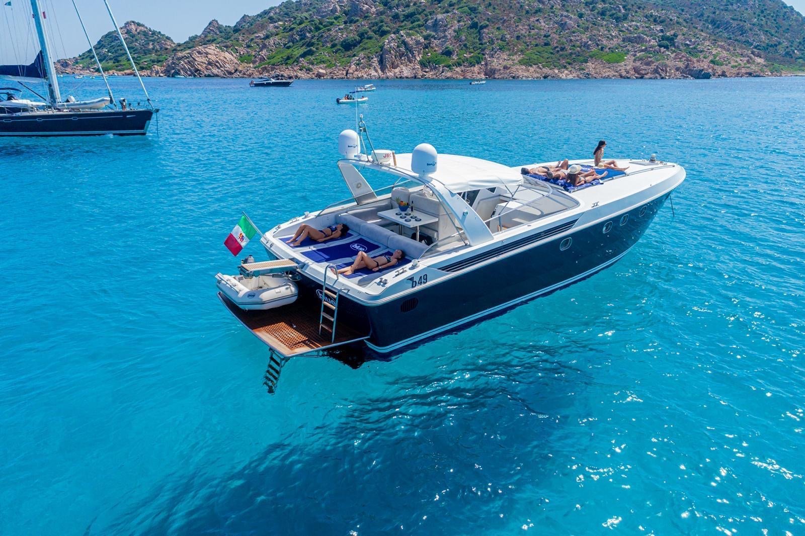 Momenti di relax a bordo dello yacht Blue Baia 49