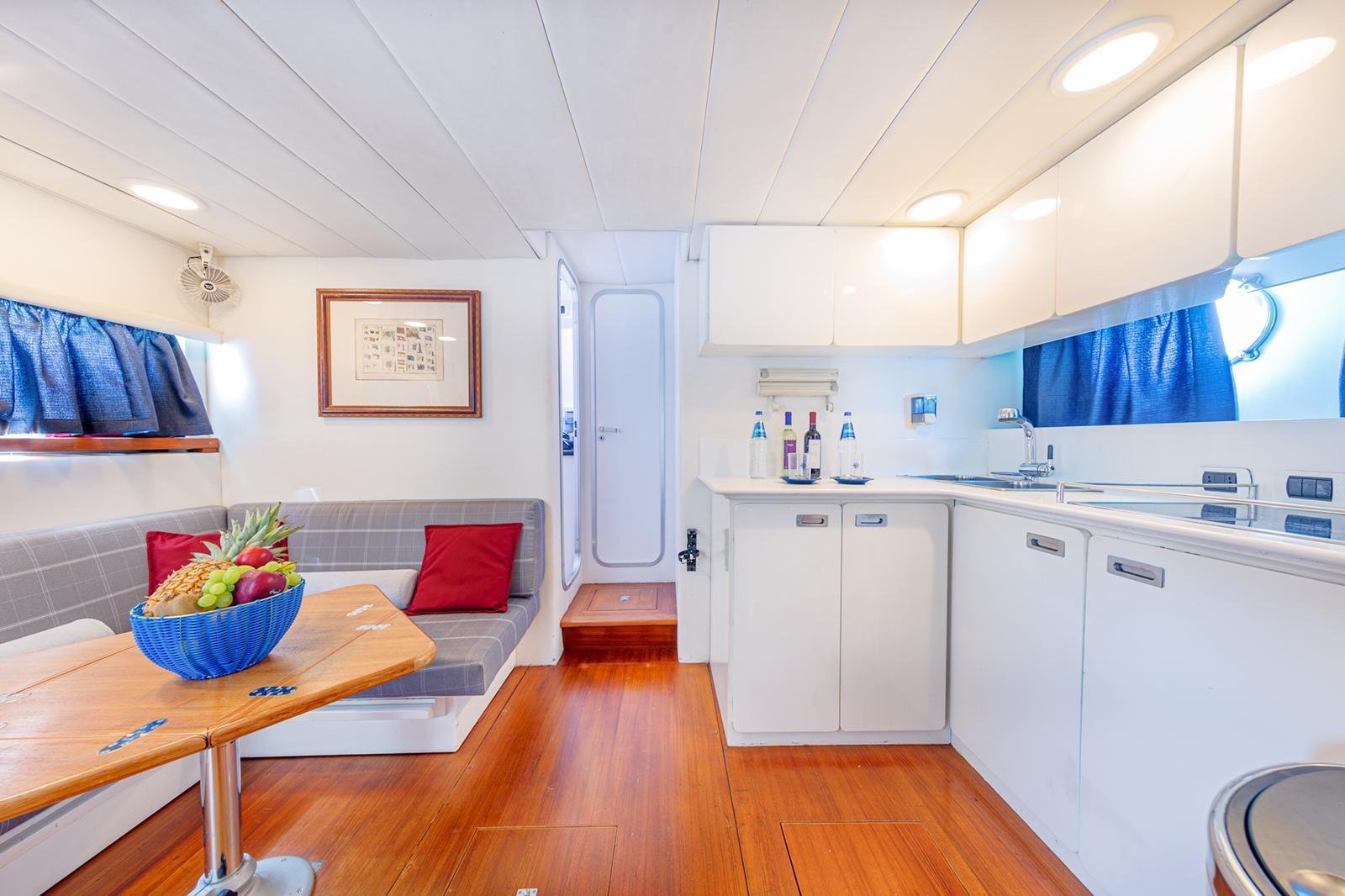 Area lounge interna dello yacht Blue Baia 49