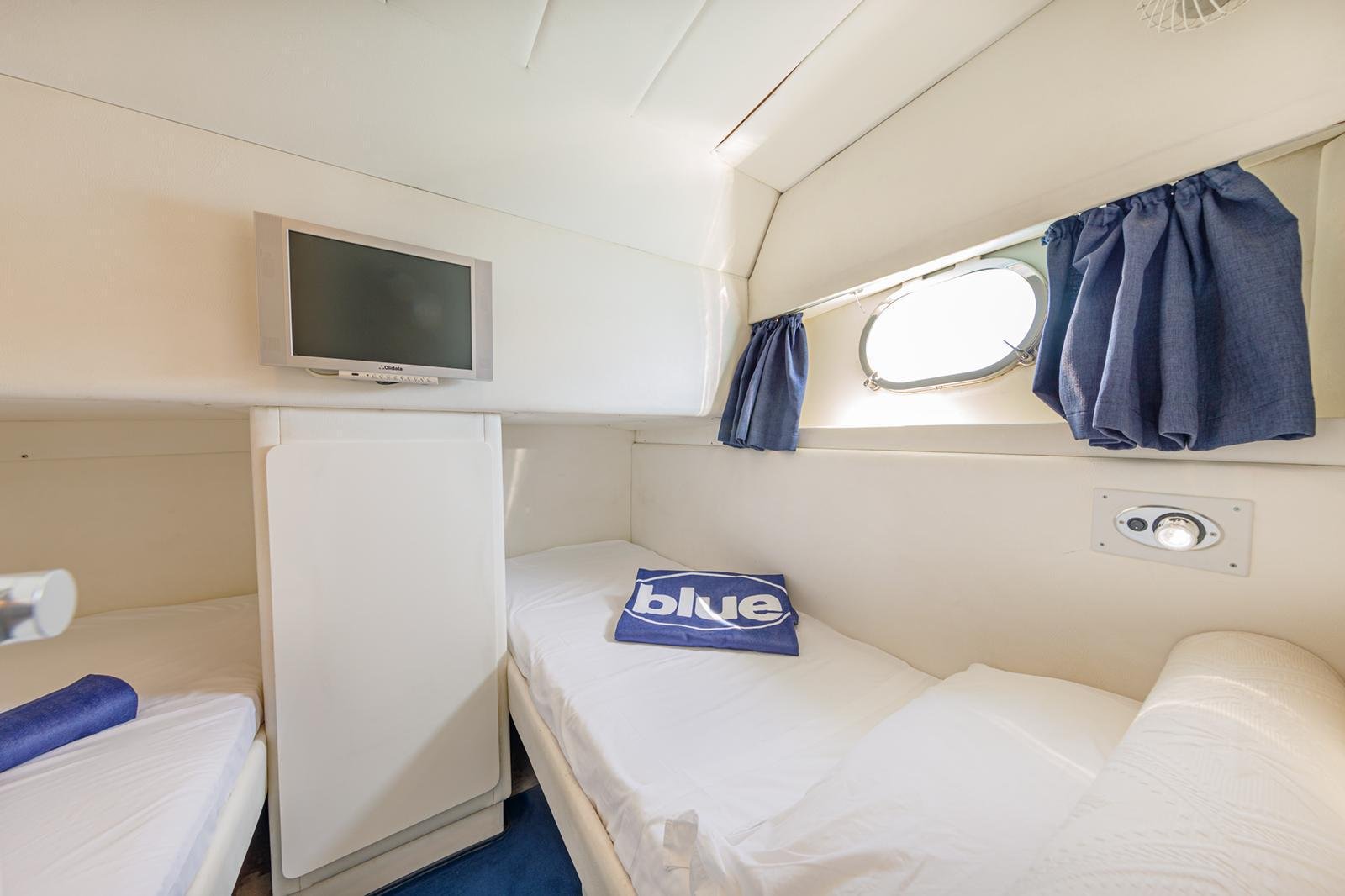Cabina doppia con televisore a bordo dello yacht