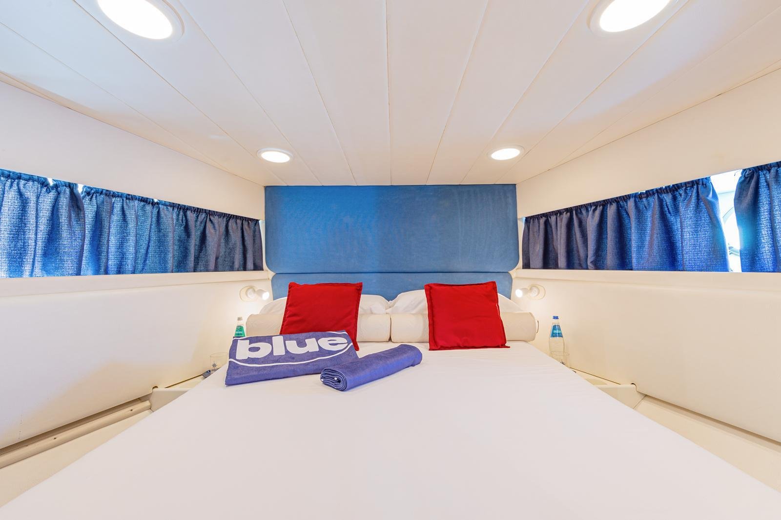 Ampio prendisole di prua dello yacht Blue Baia 49