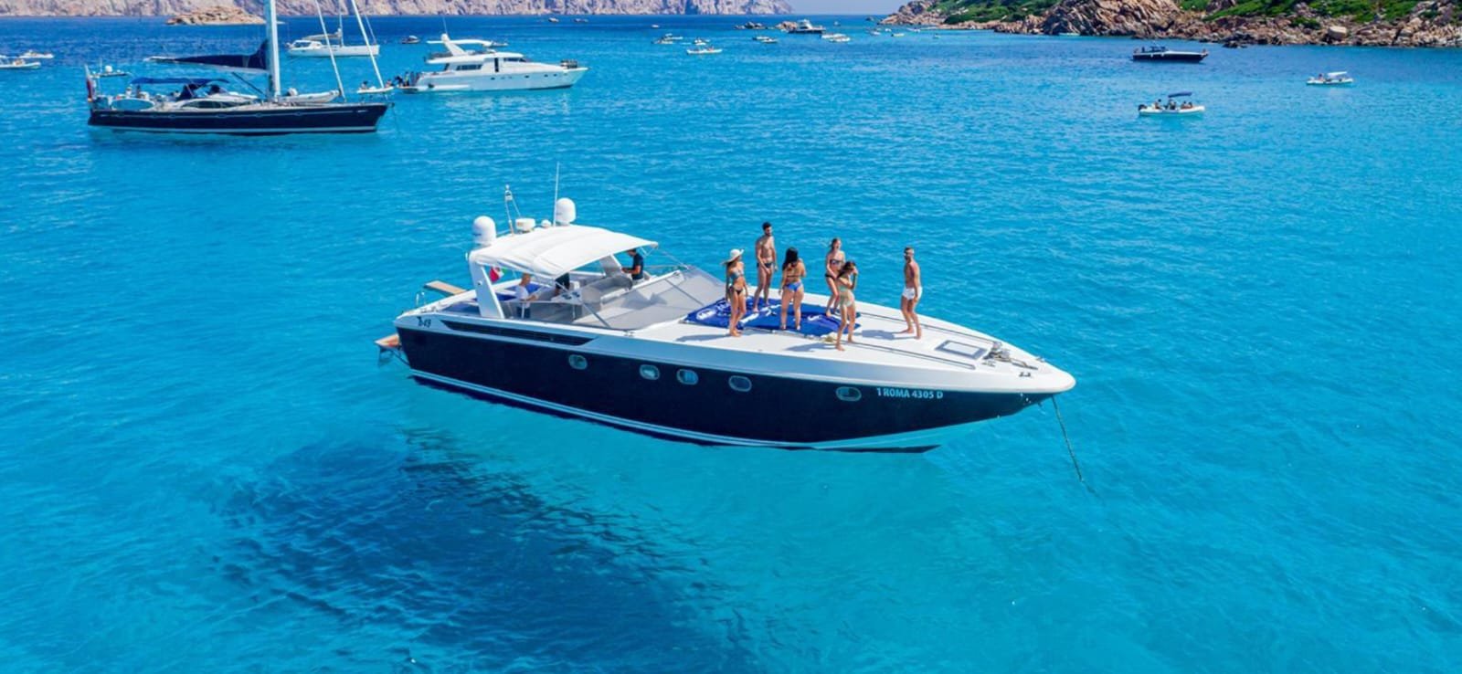 Lo yacht Blue Baia 49 ormeggiato in un mare cristallino